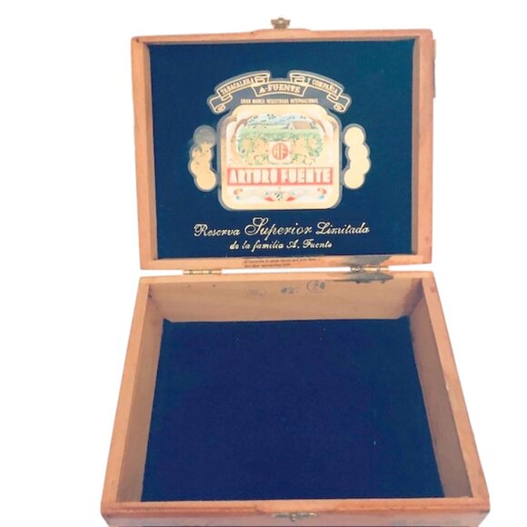 Signed Vintage Arturo Fuente Wooden Cigar Box - Picture 4 of 11